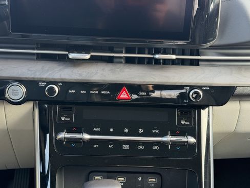 Used 2024 Kia Carnival EX image 19