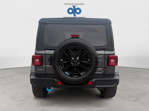 Used 2023 Jeep Wrangler Unlimited Sahara w/ Cold Weather Group AWD/4WD image 5