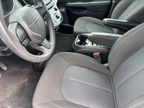 Used 2023 Chrysler Pacifica Touring FWD image 11