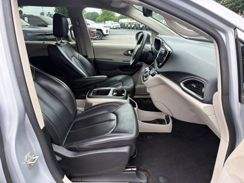 Used 2023 Chrysler Pacifica Touring-L FWD image 11