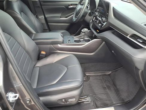 Used 2024 Toyota Highlander XLE image 17