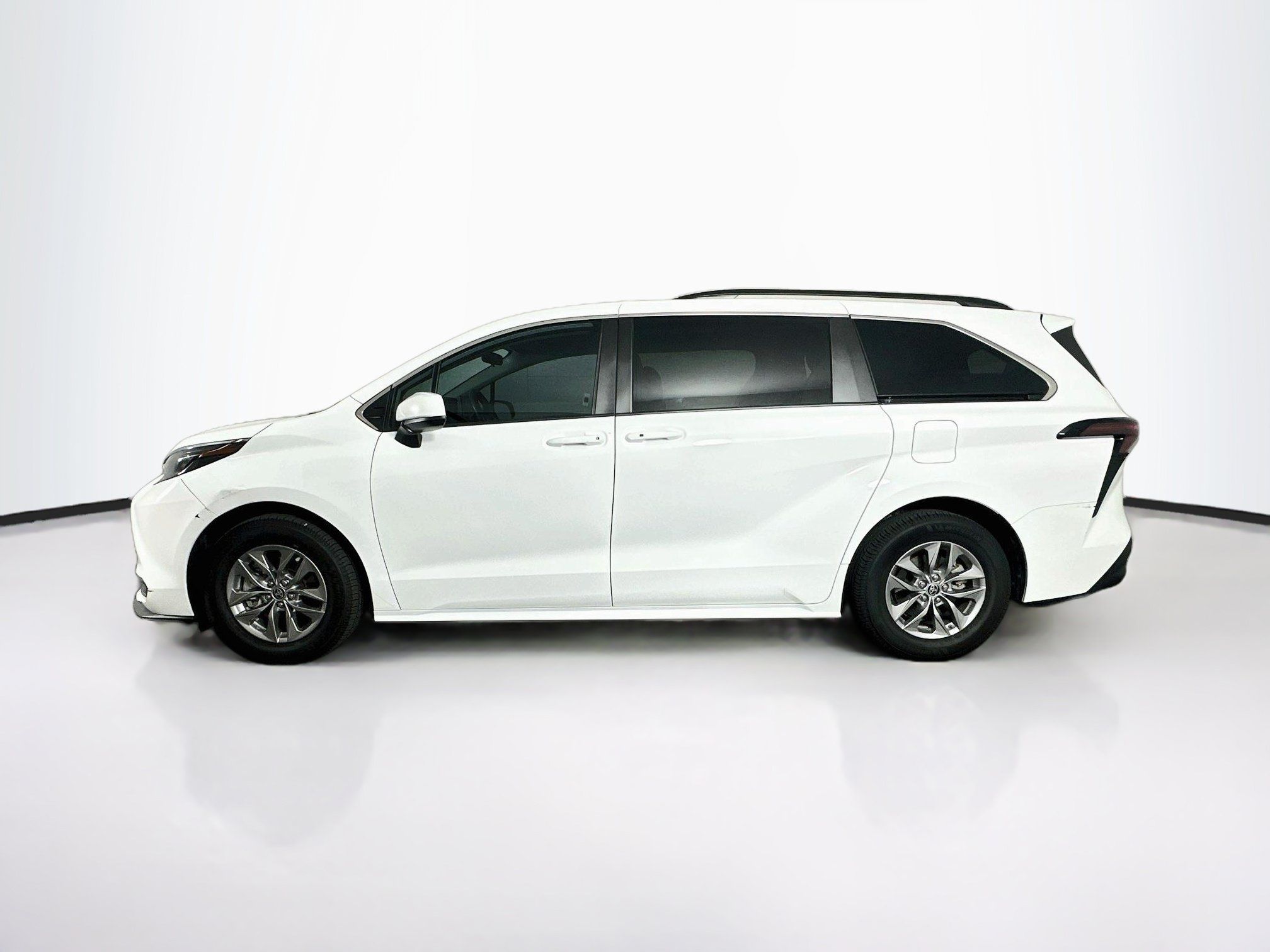Used 2024 Toyota Sienna LE FWD image 4