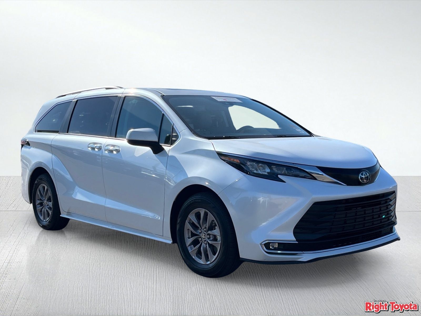 Certified 2024 Toyota Sienna XLE FWD image 9