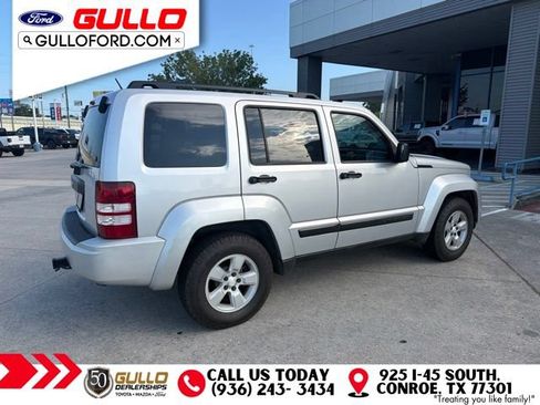 Used 2009 Jeep Liberty Sport w/ Popular Equipment Group AWD/4WD image 3