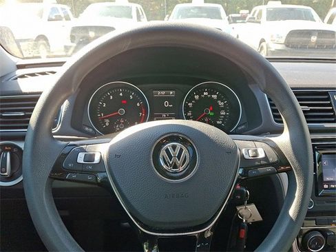 Used 2018 Volkswagen Passat 2.0T R-Line image 16