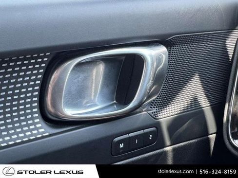 Used 2023 Volvo XC40 B5 Plus image 37