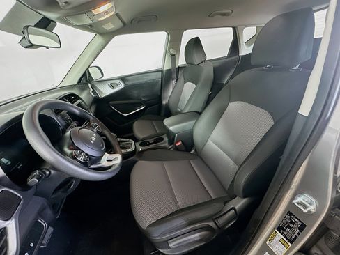 Used 2025 Kia Soul LX w/ LX Technology Package FWD image 13