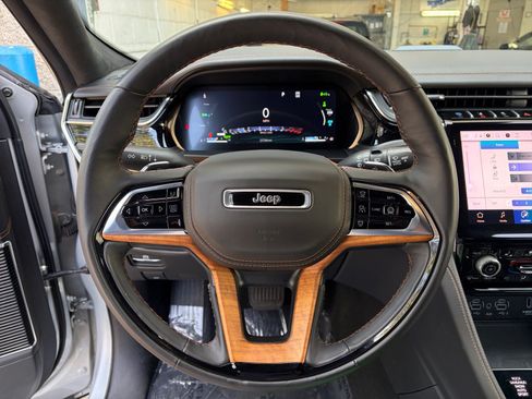 Used 2024 Jeep Grand Cherokee Summit AWD/4WD image 12