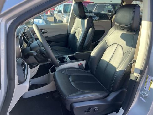 Used 2024 Chrysler Pacifica Touring-L image 10