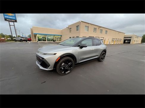 Used 2024 Chevrolet Equinox EV RS image 4