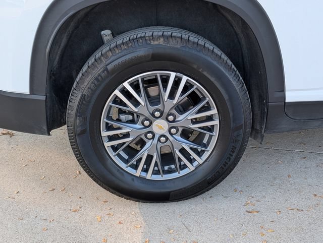 Used 2025 Chevrolet Traverse LT FWD image 3