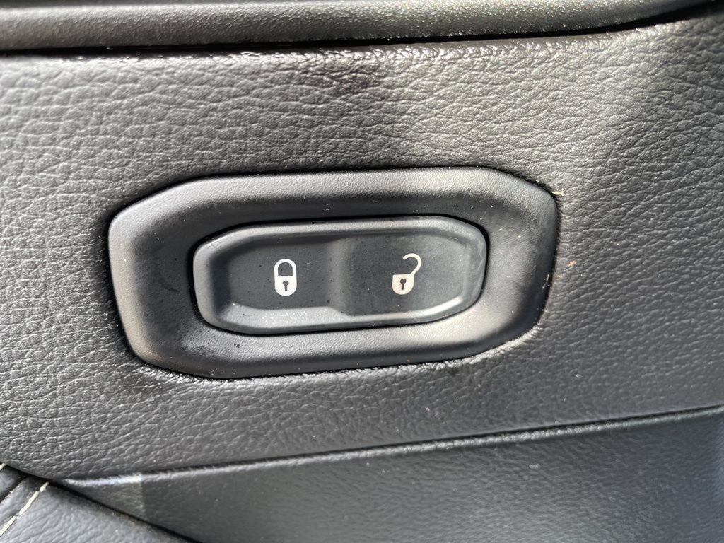 Used 2022 Jeep Wrangler Unlimited Sahara AWD/4WD image 11