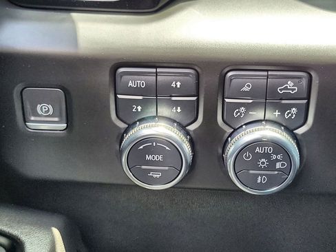 Used 2023 GMC Sierra 1500 AT4 w/ AT4 Premium Package AWD/4WD image 18