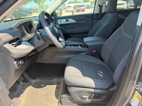 Used 2025 Ford Explorer Active AWD/4WD image 4