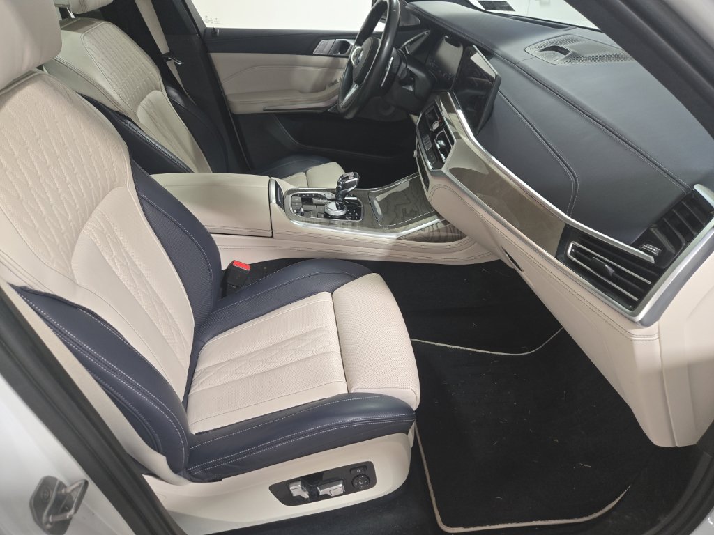 Used 2020 BMW X7 M50i w/ Dynamic Handling Package AWD/4WD image 27