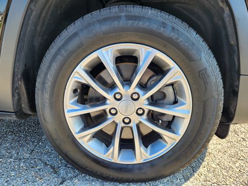 Used 2019 Jeep Cherokee Latitude Plus w/ Comfort/Convenience Group AWD/4WD image 20
