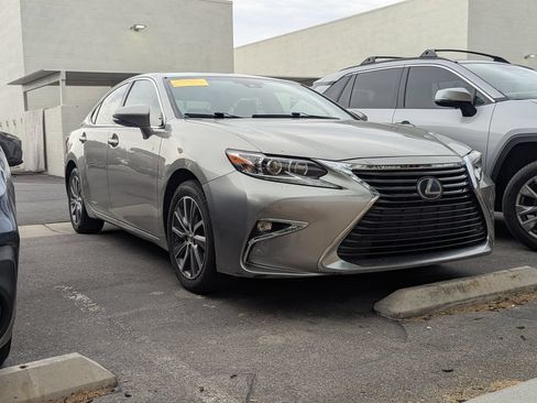 Used 2018 Lexus ES 300h w/ Luxury Package FWD image 3
