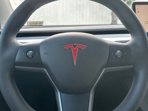 Used 2022 Tesla Model Y Performance image 17