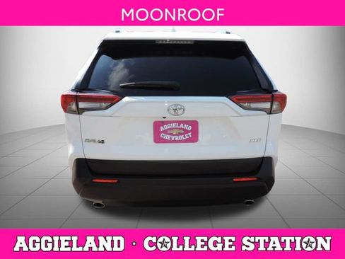 Used 2019 Toyota RAV4 XLE Premium FWD image 5