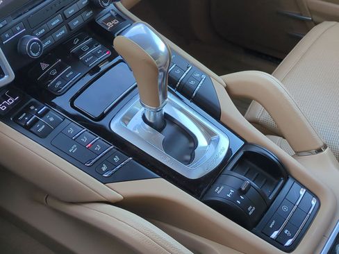 Used 2017 Porsche Cayenne Platinum Edition image 25