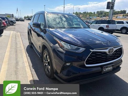 Used 2020 Toyota Highlander XLE FWD image 3