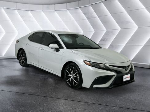 Used 2023 Toyota Camry SE FWD image 1