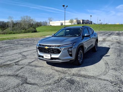 Used 2025 Chevrolet Trax LT w/ LT Convenience Package FWD image 41