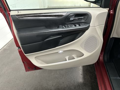 Used 2016 Chrysler Town & Country Touring FWD image 15