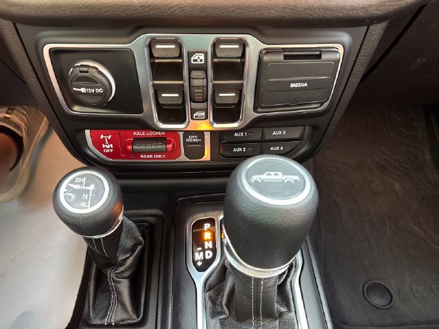 Used 2025 Jeep Gladiator Sport AWD/4WD image 16
