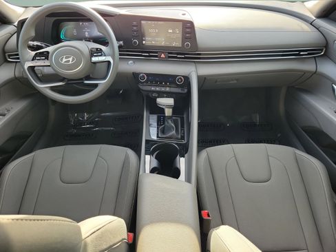 Used 2025 Hyundai Elantra Blue image 8