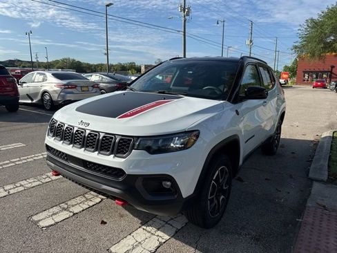 Used 2025 Jeep Compass Trailhawk AWD/4WD image 4