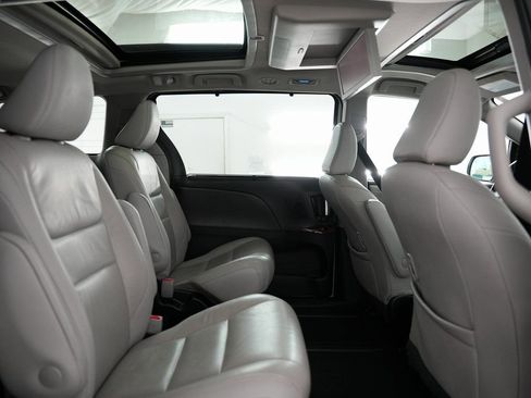 Used 2019 Toyota Sienna Limited Premium image 42