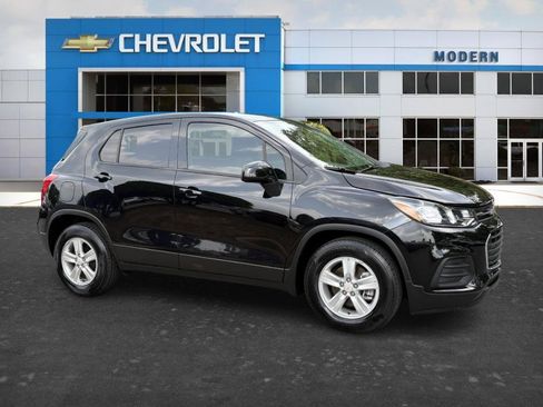 Used 2022 Chevrolet Trax LS w/ Tint and Cruise Package FWD image 5