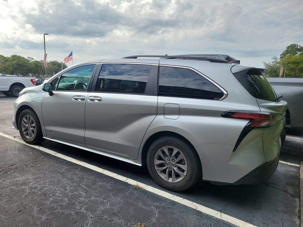 Used 2021 Toyota Sienna LE FWD image 4