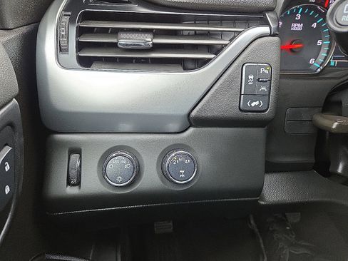 Used 2020 Chevrolet Suburban LT image 22