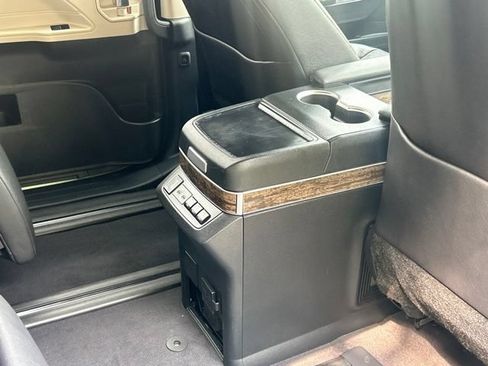 Used 2025 Toyota Sienna Platinum AWD/4WD image 43