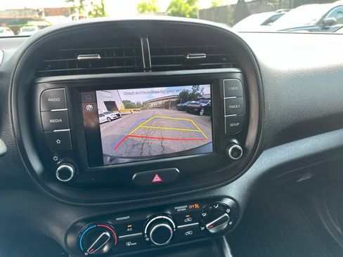 Used 2023 Kia Soul LX w/ LX Technology Package FWD image 21