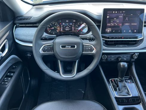 Used 2022 Jeep Compass Latitude FWD image 15