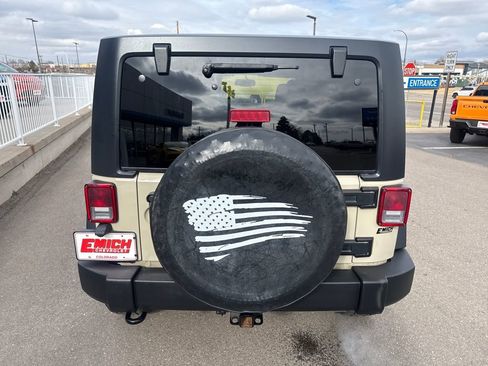 Used 2018 Jeep Wrangler Unlimited Rubicon w/ Connectivity Group image 4