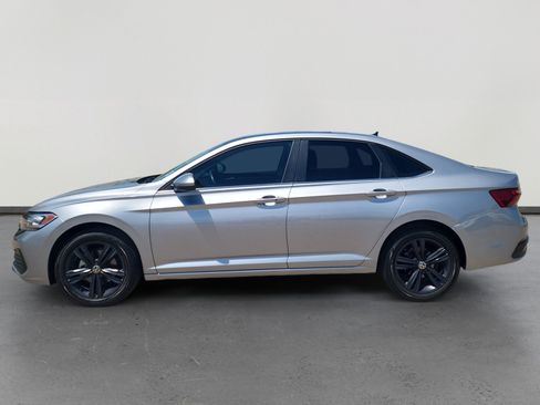 Used 2023 Volkswagen Jetta SE FWD image 2