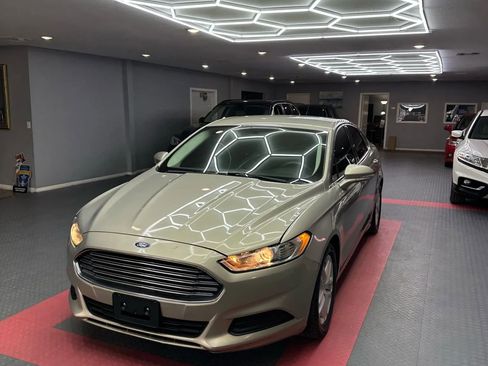 Used 2016 Ford Fusion SE image 2