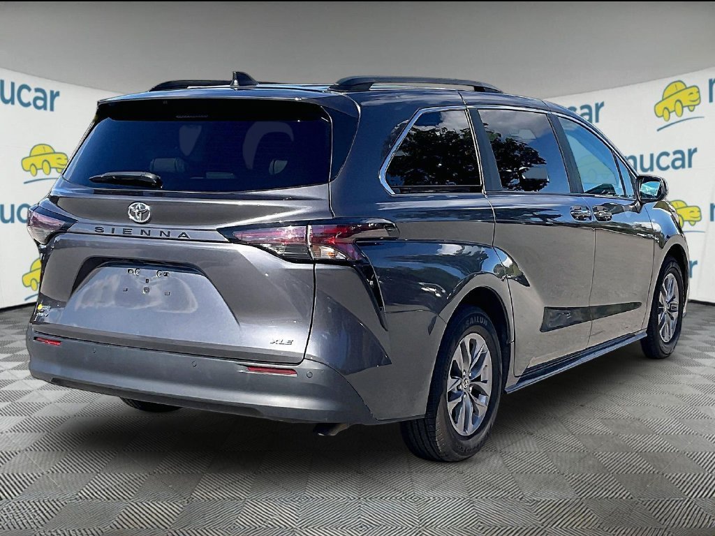 Used 2025 Toyota Sienna XLE FWD image 6