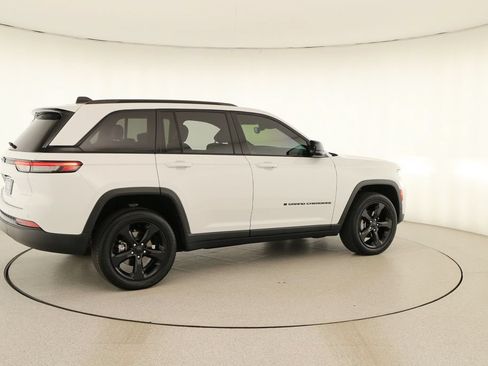 Used 2023 Jeep Grand Cherokee Altitude AWD/4WD image 7