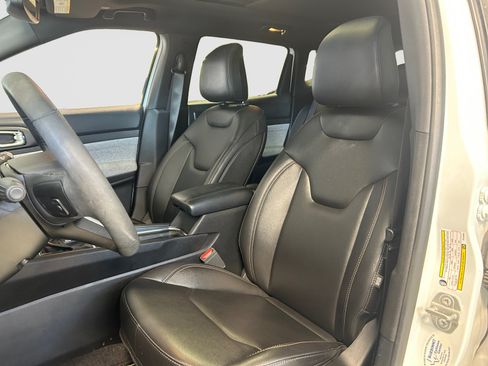 Used 2023 Jeep Compass Latitude w/ Sun and Sound Group AWD/4WD image 10
