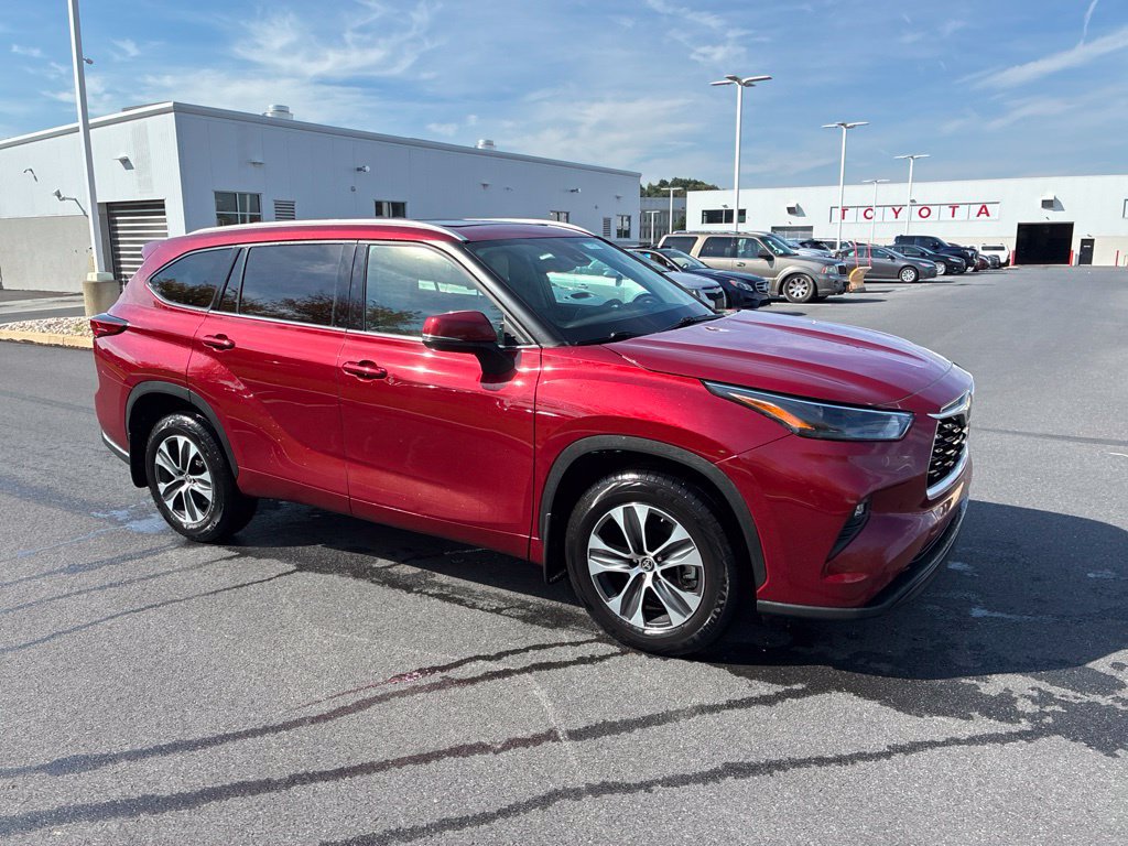 Used 2022 Toyota Highlander XLE AWD/4WD image 2