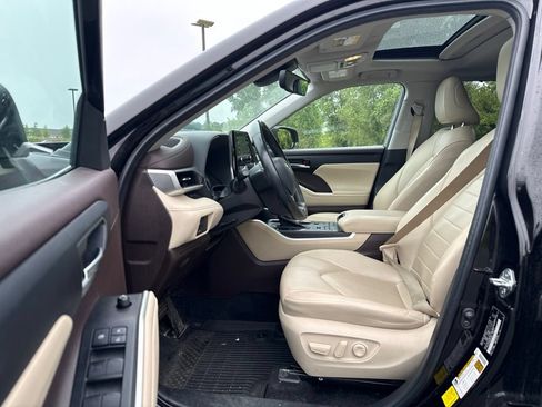 Used 2022 Toyota Highlander XLE AWD/4WD image 9