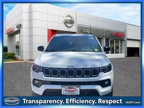 Used 2023 Jeep Compass Latitude AWD/4WD image 2