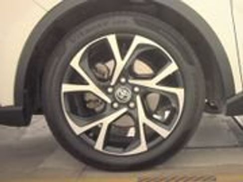 Used 2020 Toyota C-HR XLE FWD image 17