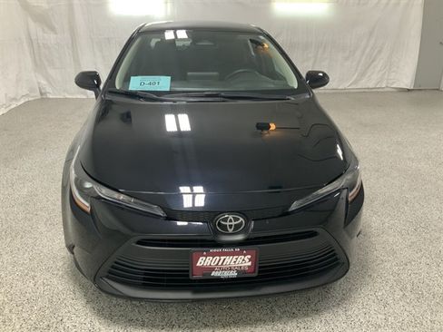 Used 2025 Toyota Corolla LE FWD image 3