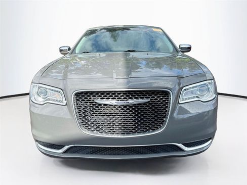Used 2019 Chrysler 300 Touring w/ Chrome Appearance Package RWD image 7